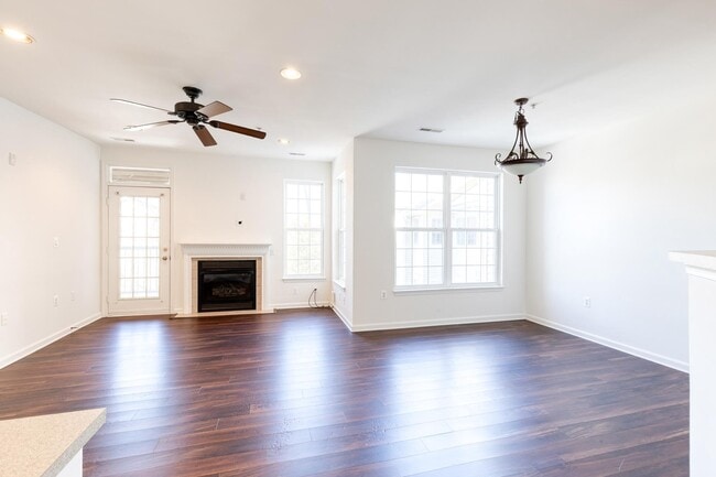 Building Photo - 400 Symphony Cir