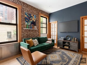Building Photo - Renovated 3BR with Exposed Brick, Elevator & Laundry