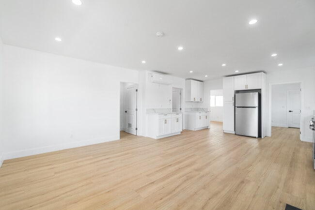 Building Photo - 301 S Cabrillo Ave