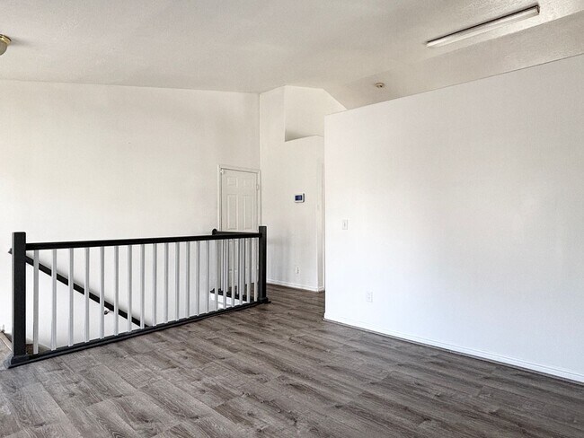 Building Photo - Bright & Spacious Rambler in Rose Park!