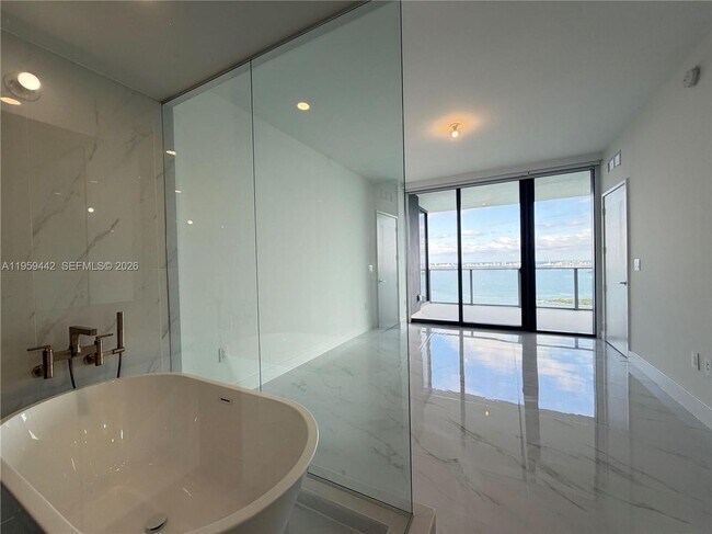 Foto del edificio - 700 NE 24th St