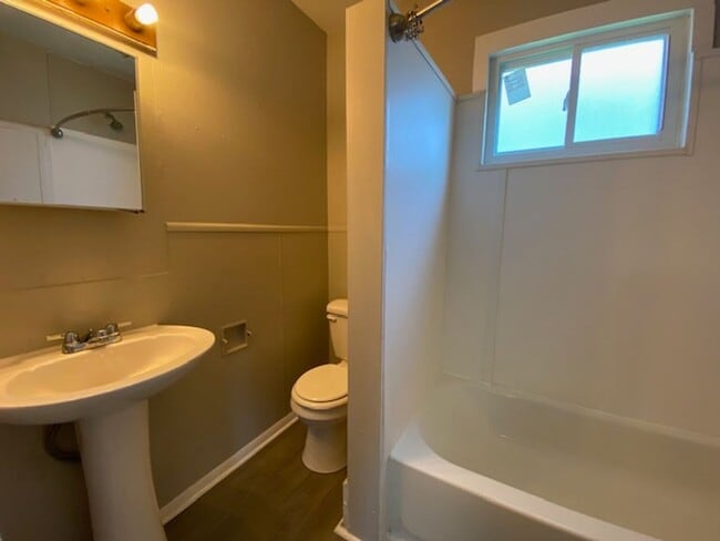Building Photo - Three bedroom, one bathroom, single home i...