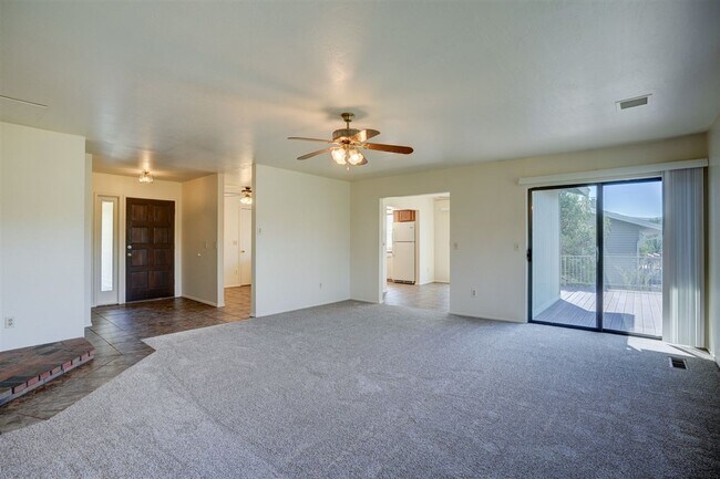 Building Photo - 5 bedroom, 3 bath multi-generational livin...