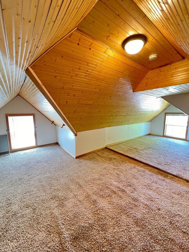 Foto del edificio - AVAILABLE JUNE - 4 Bed 2 Bath w/ Bonus Room & Garage