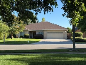 Building Photo - 113 Sterling Oaks Dr