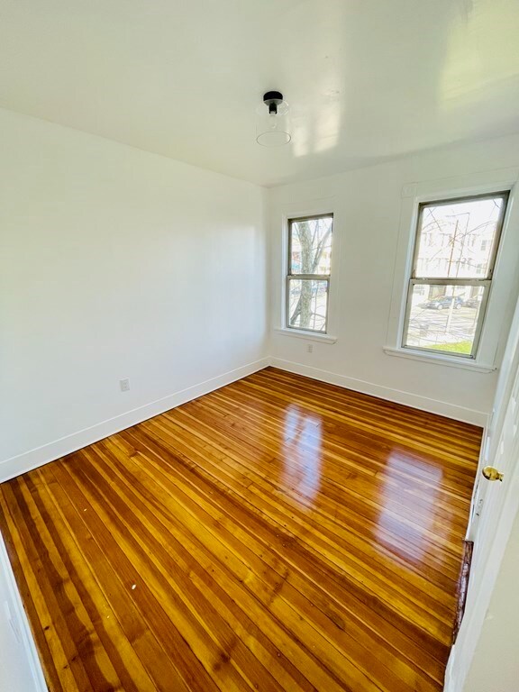 Building Photo - 11 Colonial Ave