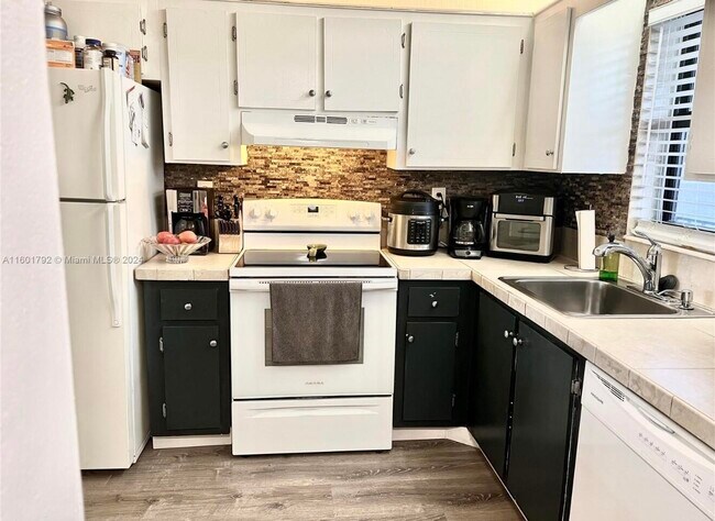 Foto del edificio - 9235 SW 8th St