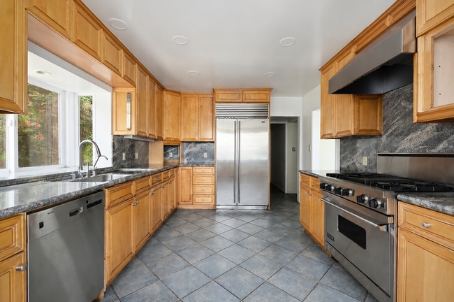 Building Photo - 9149 Hillsboro Dr