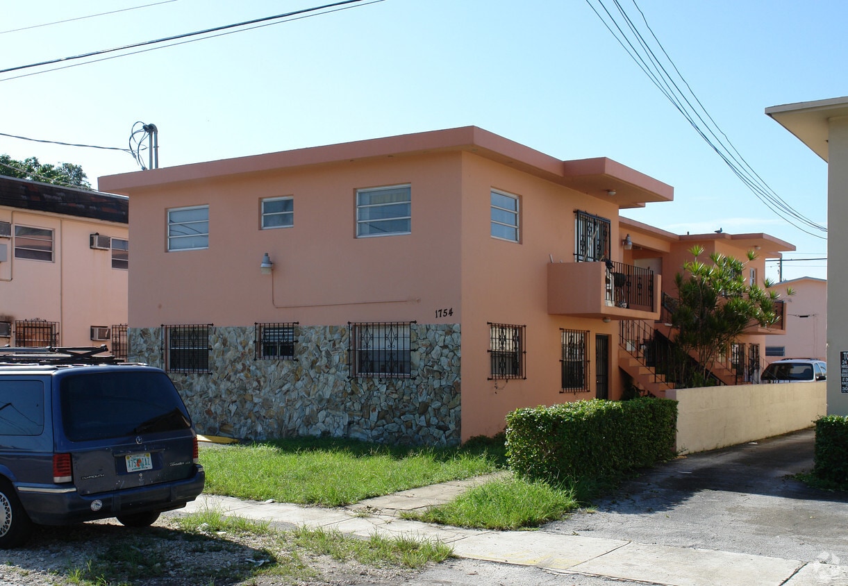 Building Photo - 1754 SW 5th St