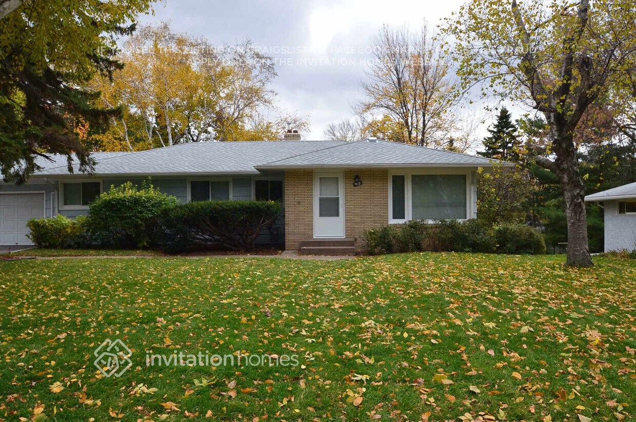 Foto principal - 912 County Rd D West