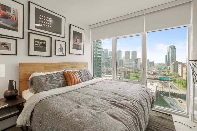 Foto del edificio - 334 N Halsted St