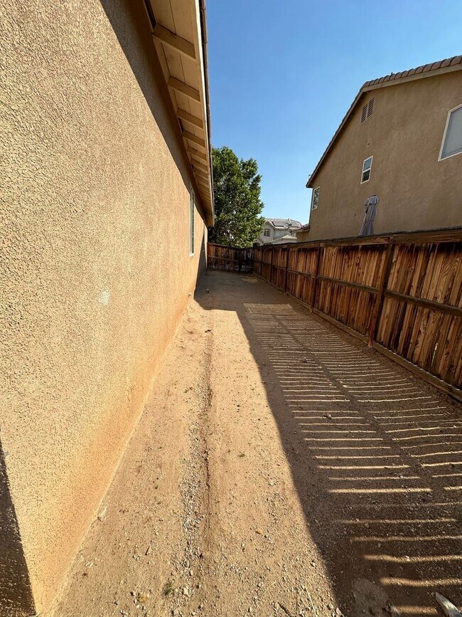 Foto del edificio - 4 BEDROOM HOME + OFFICE IN VICTORVILLE