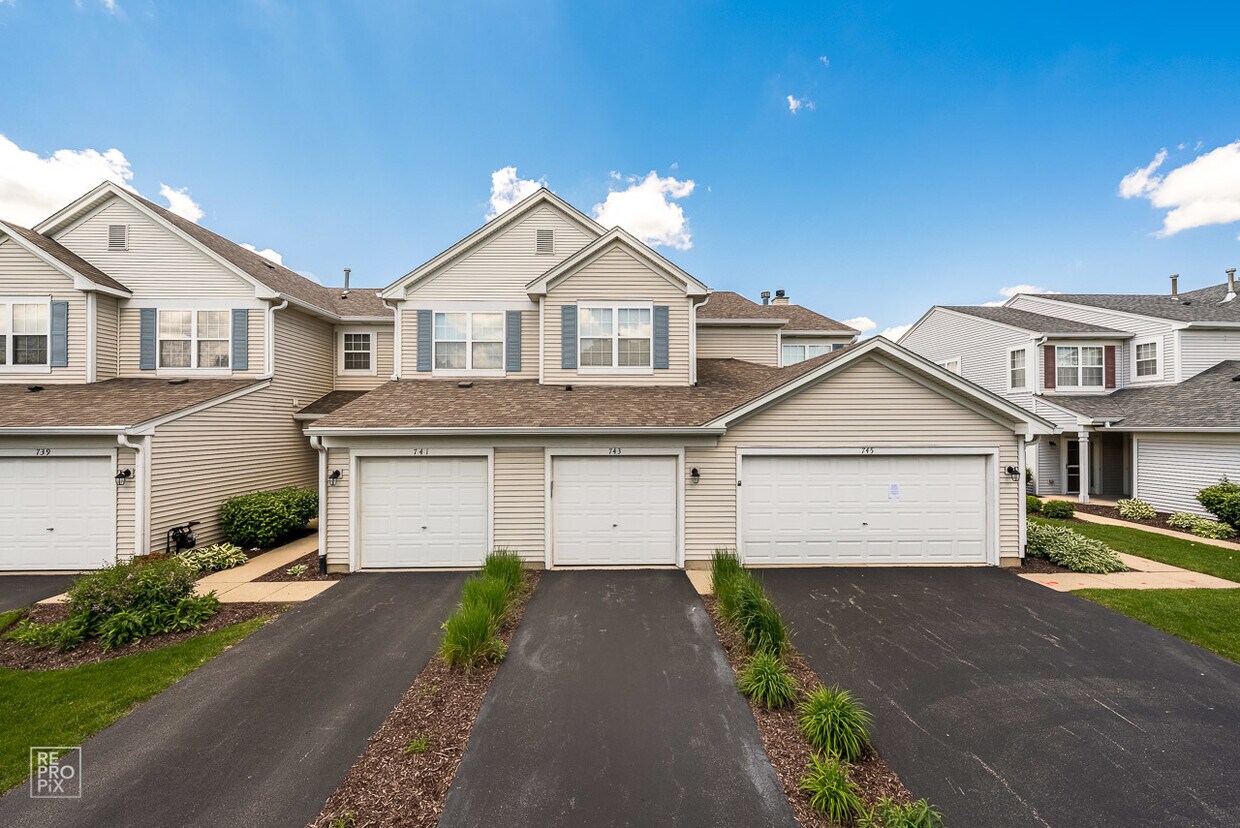 743 Genesee Dr Unit 743, Naperville, IL 60563 Condo for Rent in