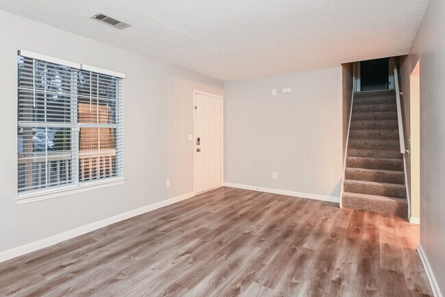 Foto del edificio - 1243 Shady Brook Ct