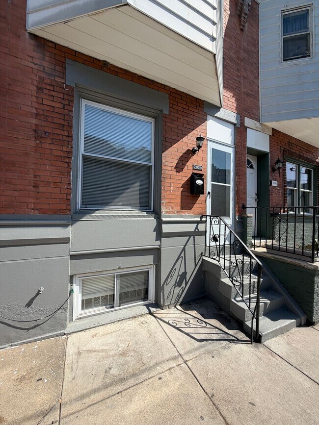 Foto del edificio - Move-In Ready 3BR/1BA South Philly Rowhome with In-Unit Laundry — 3BR Housing Choice Vouchers Wel...