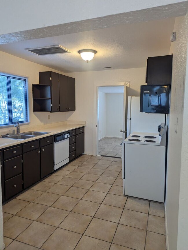 Building Photo - 835 W Tipton Dr