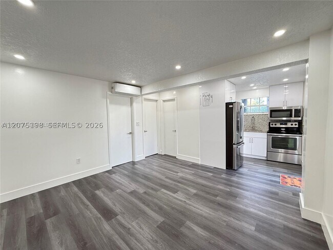 Foto del edificio - 130 NW 32nd Pl