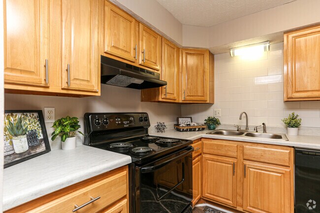 2BR, 2BA - 1,000 SF With Washer & Dryer  - Kitchen - Newberry Parc