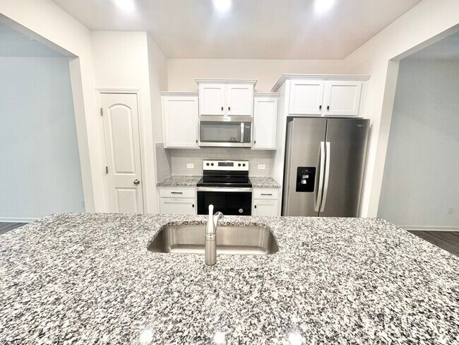 Foto del edificio - Cover front porch, two bedroom 2 1/2 bath ...