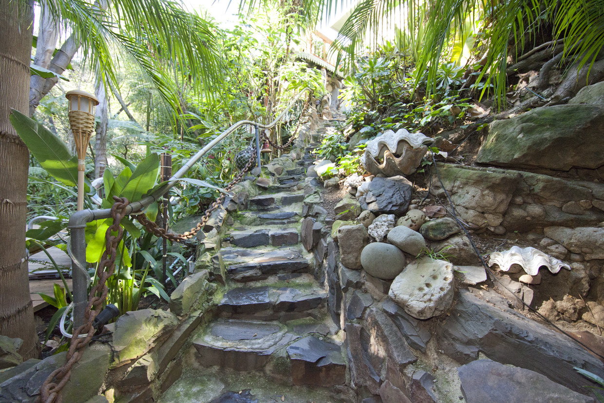 Escaleras al edificio - 19623 Grand View Dr