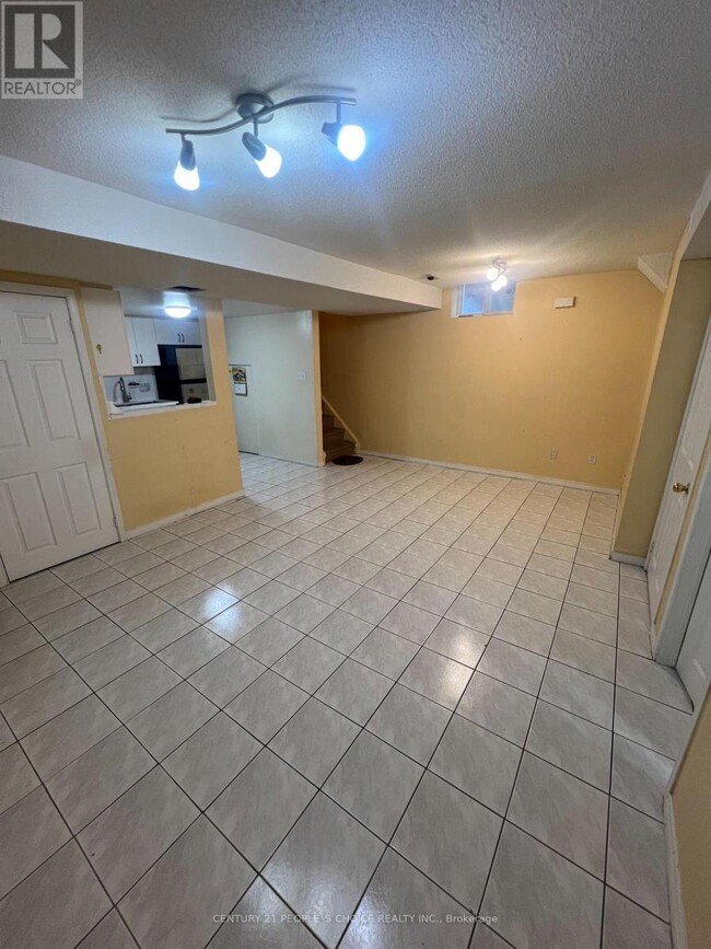 Building Photo - 558 Kaiser Dr