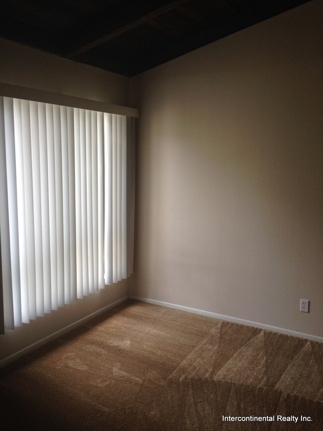 Foto del edificio - Upstairs Condo with Balcony
