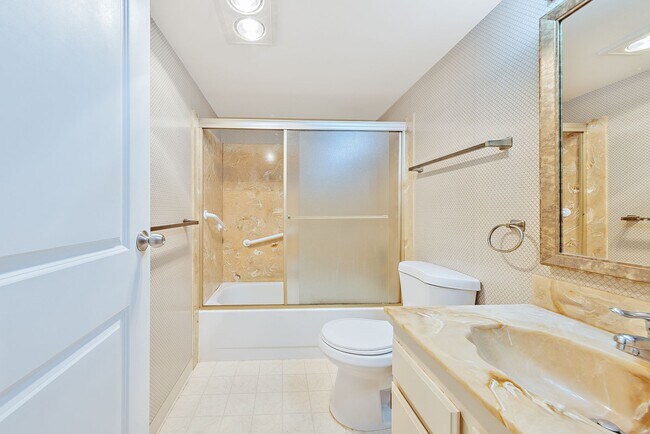 Foto del edificio - Top-Floor Magnolia Condo (brand-new wooden...