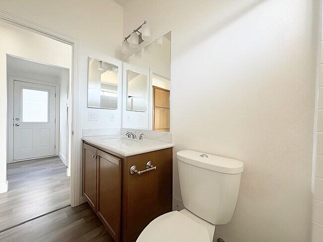 Foto del edificio - 8533 Kittyhawk Ave