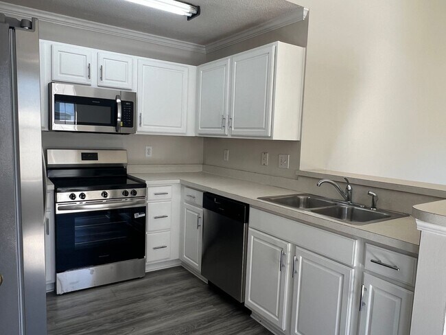 Foto del edificio - ONE MONTH FREE with an eighteen-month lease. Spacious, Three-Bedroom Home with Fenced Yard! Just ...