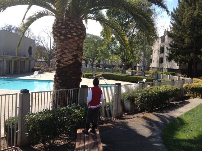 Foto del edificio - 1234 Stanhope Ln