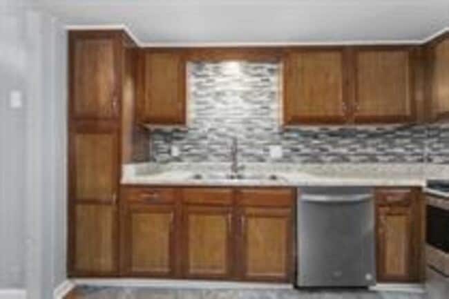 Building Photo - 606 NW Valleybrook Rd