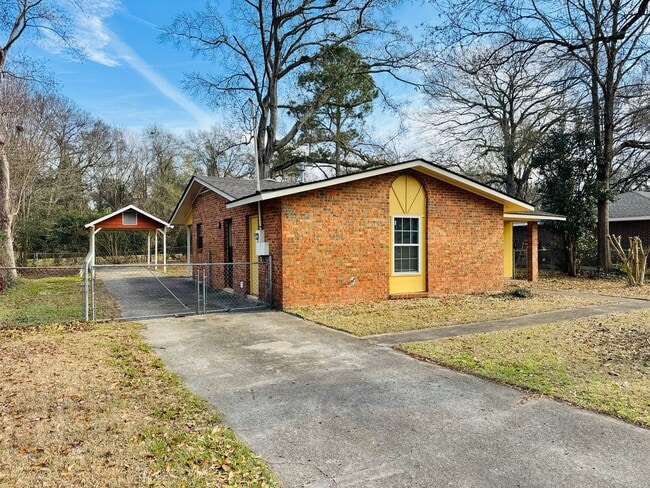 Building Photo - Charming updated 3-bedroom home!