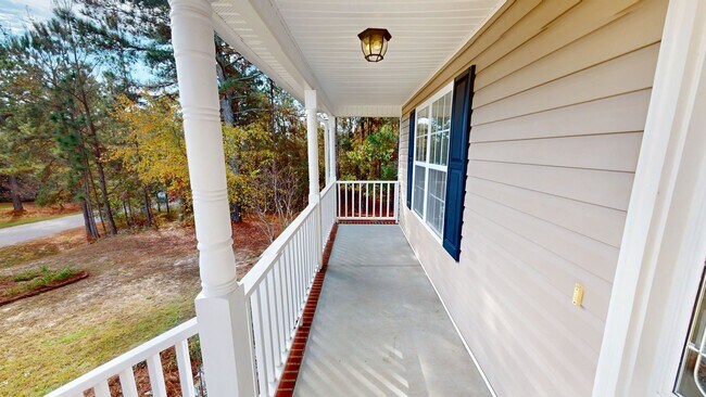 Building Photo - Open Floor Plan with Fenced Back Yard in L...
