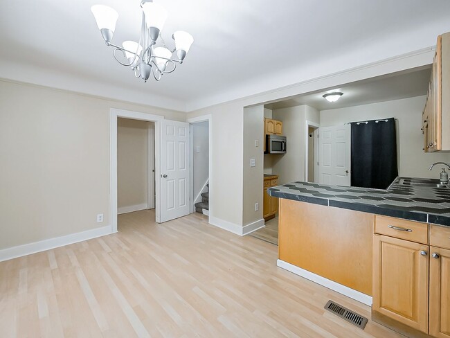 Building Photo - Charming 3 Bedroom Home Available in Quiet Pontiac Neighborhood