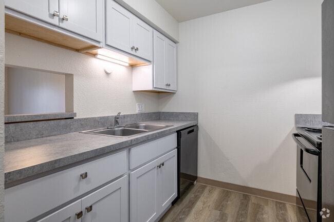 Hampton Upgraded - Kitchen - Benson Hills Apartments