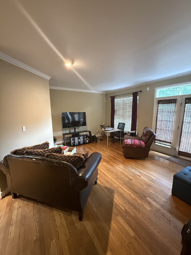 Building Photo - "Spacious 3-Bedroom Gem in Brentwood – FENCED yard. Modern Comfort with 2.5 Baths and 1850 Sq Ft!"