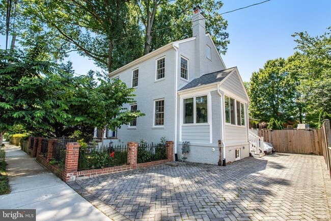 Building Photo - 305 E Raymond Ave