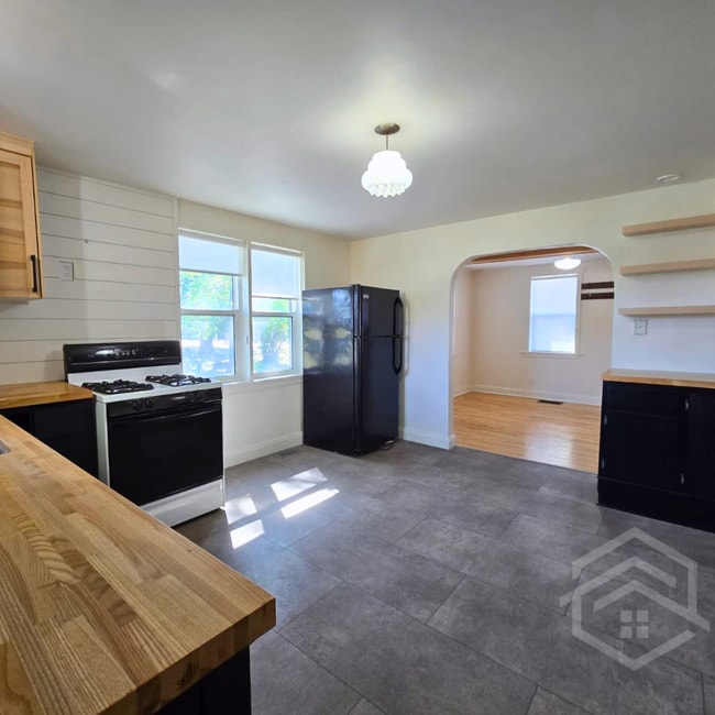 Building Photo - 2-Bedroom Available in Tillsonburg!!