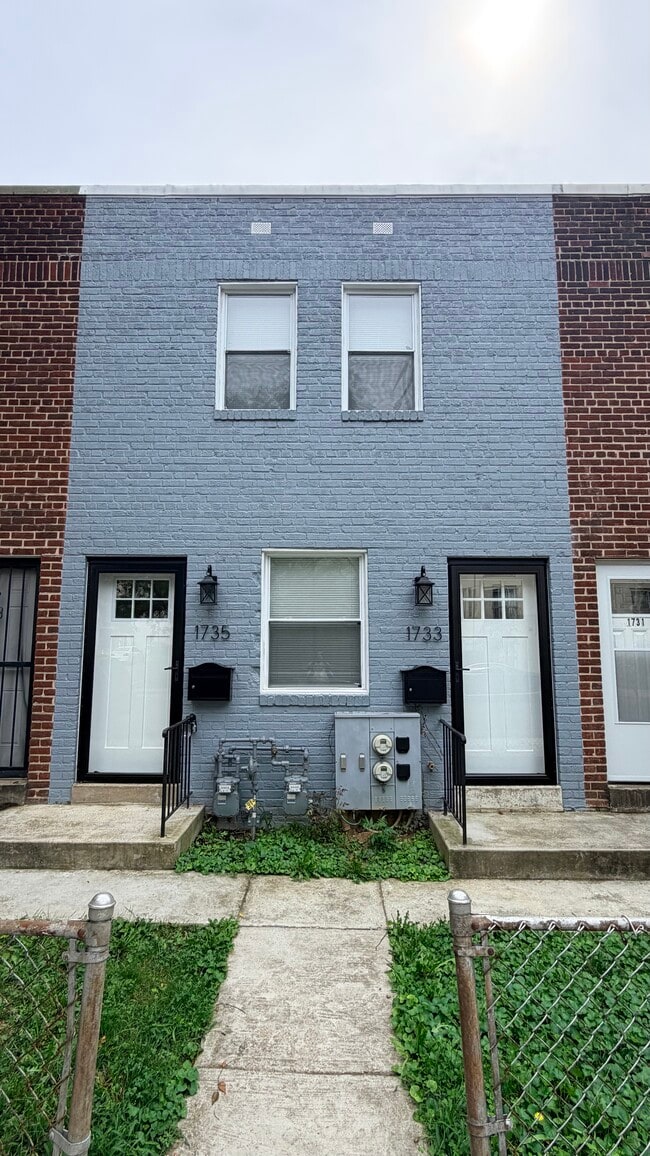 Building Photo - 1735 Gales Pl NE