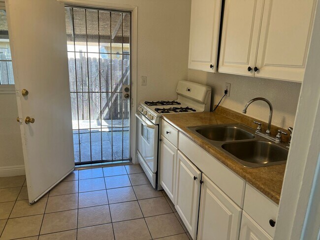 Building Photo - 127 Madoline St