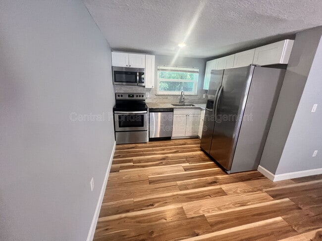 Building Photo - 1110 Poinsettia Ave