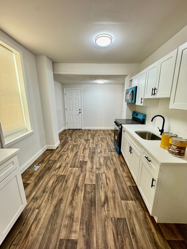 Building Photo - 2055 E Stella St – 3 Bed, 1 Bath Home with...