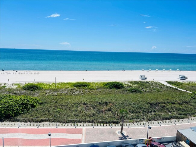 Foto del edificio - 5825 Collins Ave