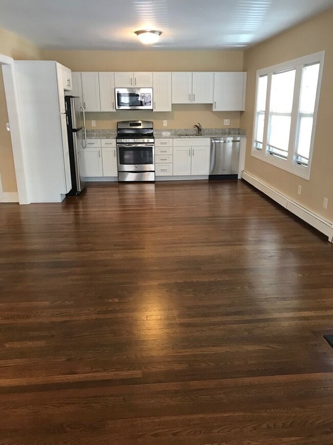 Charming 4 Bedroom - Charming 4 Bedroom Apartment