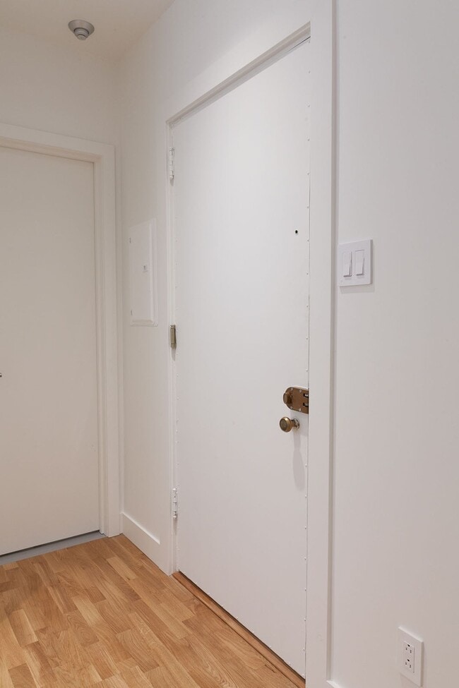 Building Photo - 2060 Rue du Fort