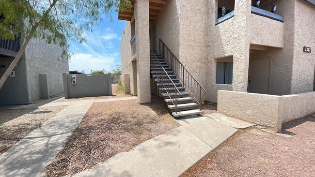 Building Photo - Charming ground level unit in Phoenix!!