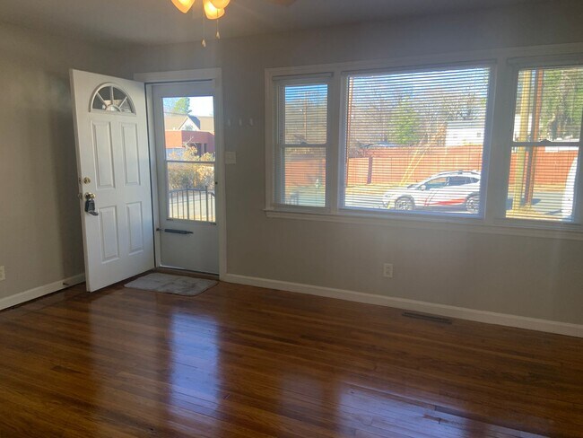 Building Photo - 4 BR House w/ Fenced-in Yard