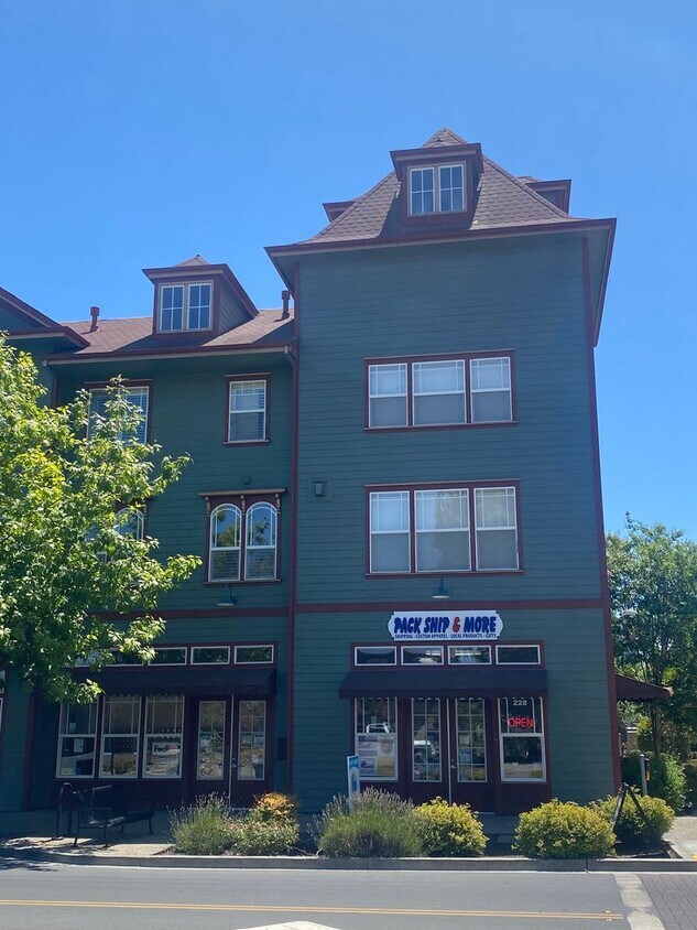 Primary Photo - Well maintained 3 bedroom, 2.5 bath condo ...