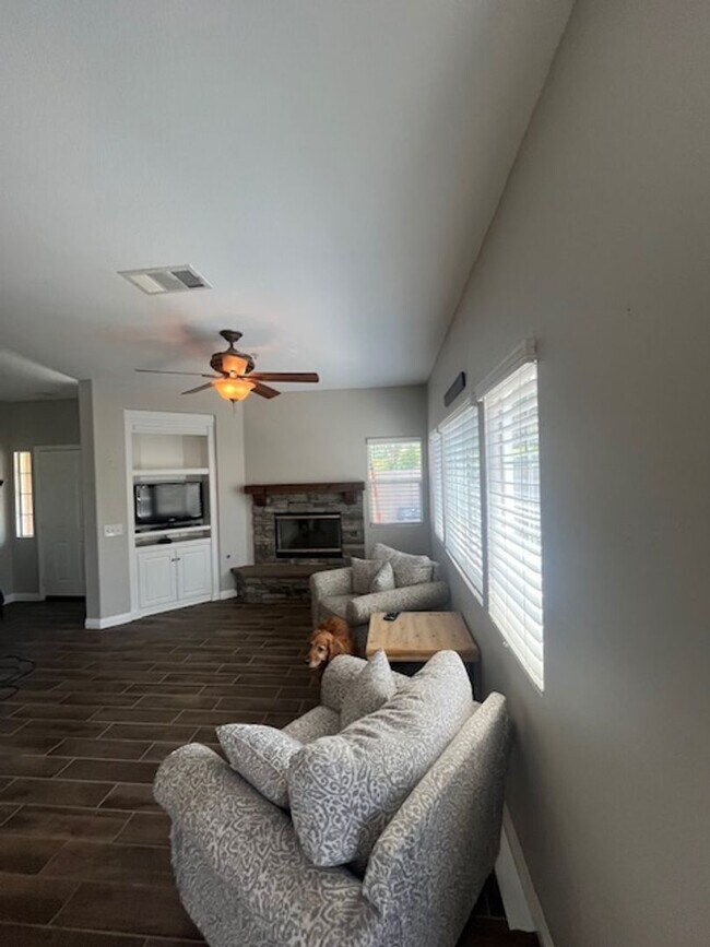 Building Photo - Beautiful 3-Bedroom Home for Rent in Highl...