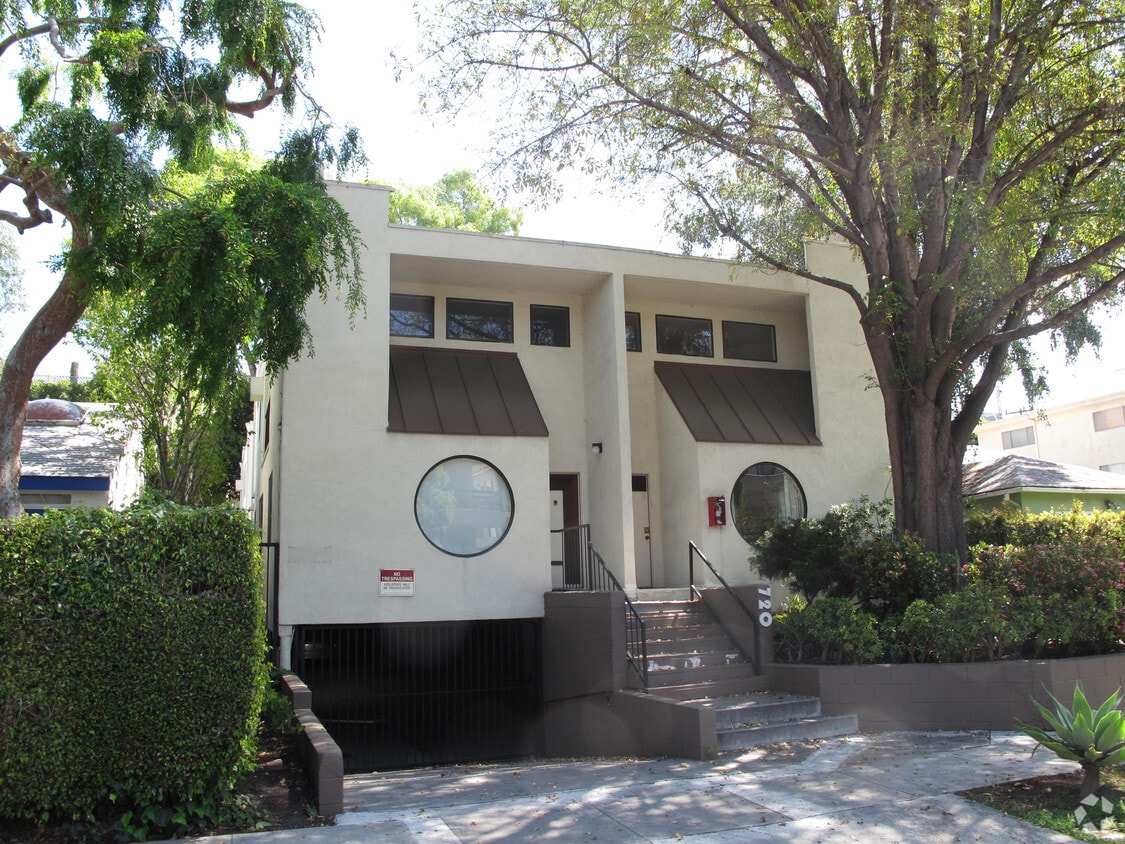 Primary Photo - 718 Westmount Dr